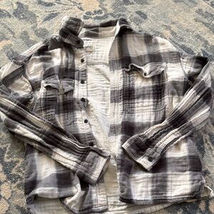 American Eagle Outfitters Men's Gray and White Plaid Flannel Button-Down Shirt